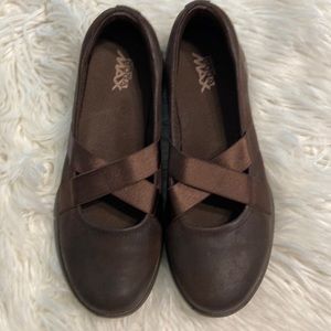 Skechers Goga Max shoes brown color BNWOT please see all photos very light shoes
